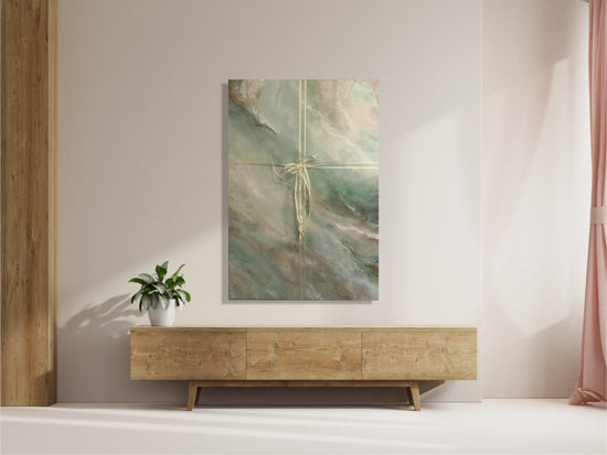 Abstrakt tavla i grönt, vitt, beige och guld. Abstrakt konst i ett modernt inrett rum. Konstnär Tove Berglund. Canvastavlor 70x100cm, beställd tavla. Processen att beställa en tavla var otroligt smidig.