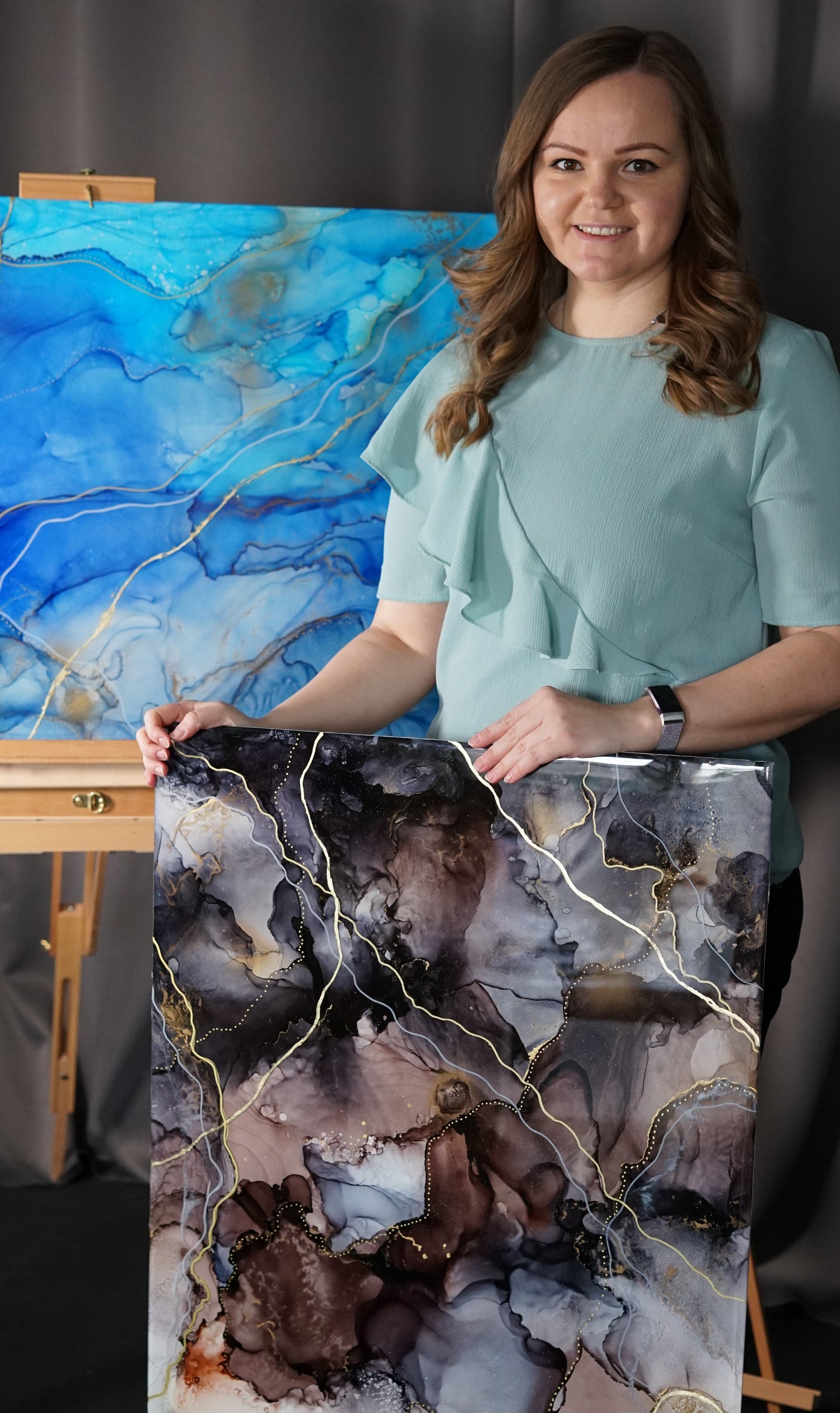 Mixed media tavlor av konstnären Tove Berglund. Epoxi resin på metall, led-belysning, 24Kguld. Abstrakta tavlor i serien Line of life, 50 x 100 cm. Målningarna går att specialbeställa i olika storlekar.