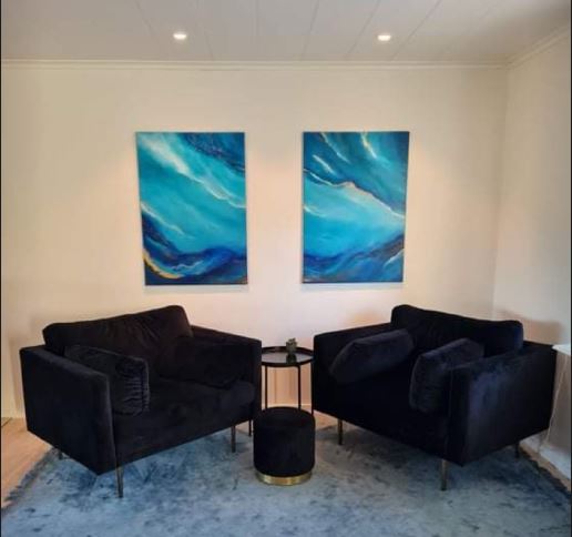 Abstrakta tavlor med himmel och vatten. Abstrakt konst i ett modernt inrett rum. Konstnär Tove Berglund. Canvastavlor 70x100cm, 2 stycken, beställd tavla.
